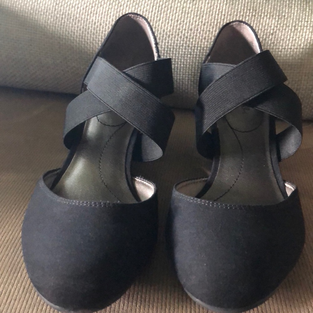 New Life Stride Black Wedge Heels